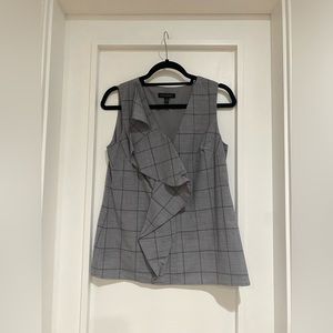 Banana republic chequeras pattern blouse with soft ruffle in front